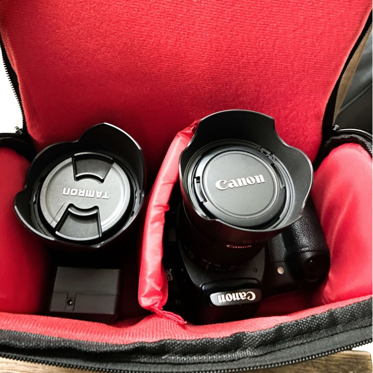 Máy ảnh và ống kính bên trong túi