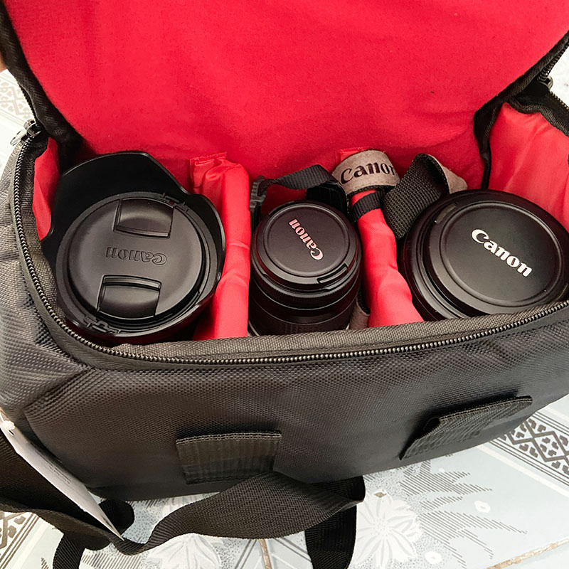 Máy ảnh và ống kính bên trong túi đựng máy ảnh
